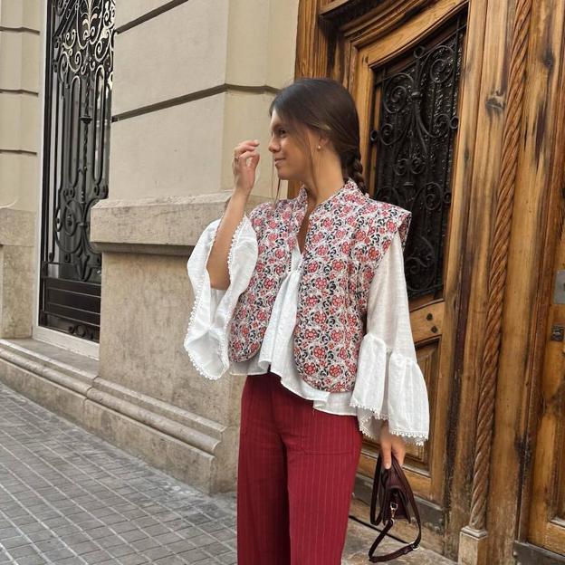 Influencer con blusa ancha boho chic