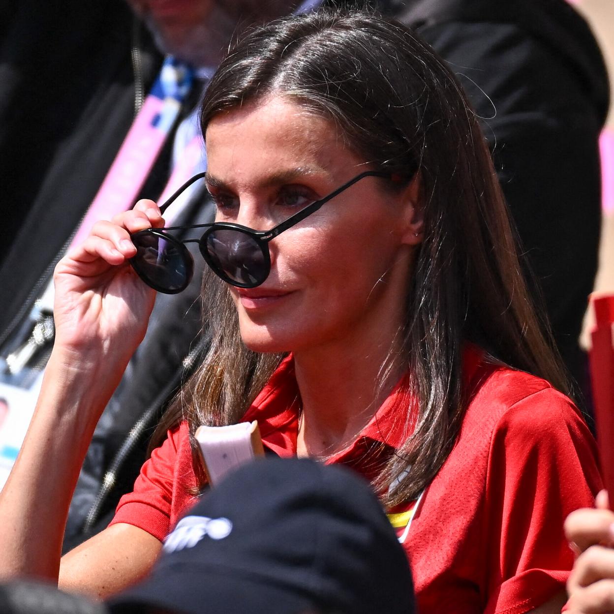 La reina Letizia luciendo gafas de sol de Carolina Herrera./gtres