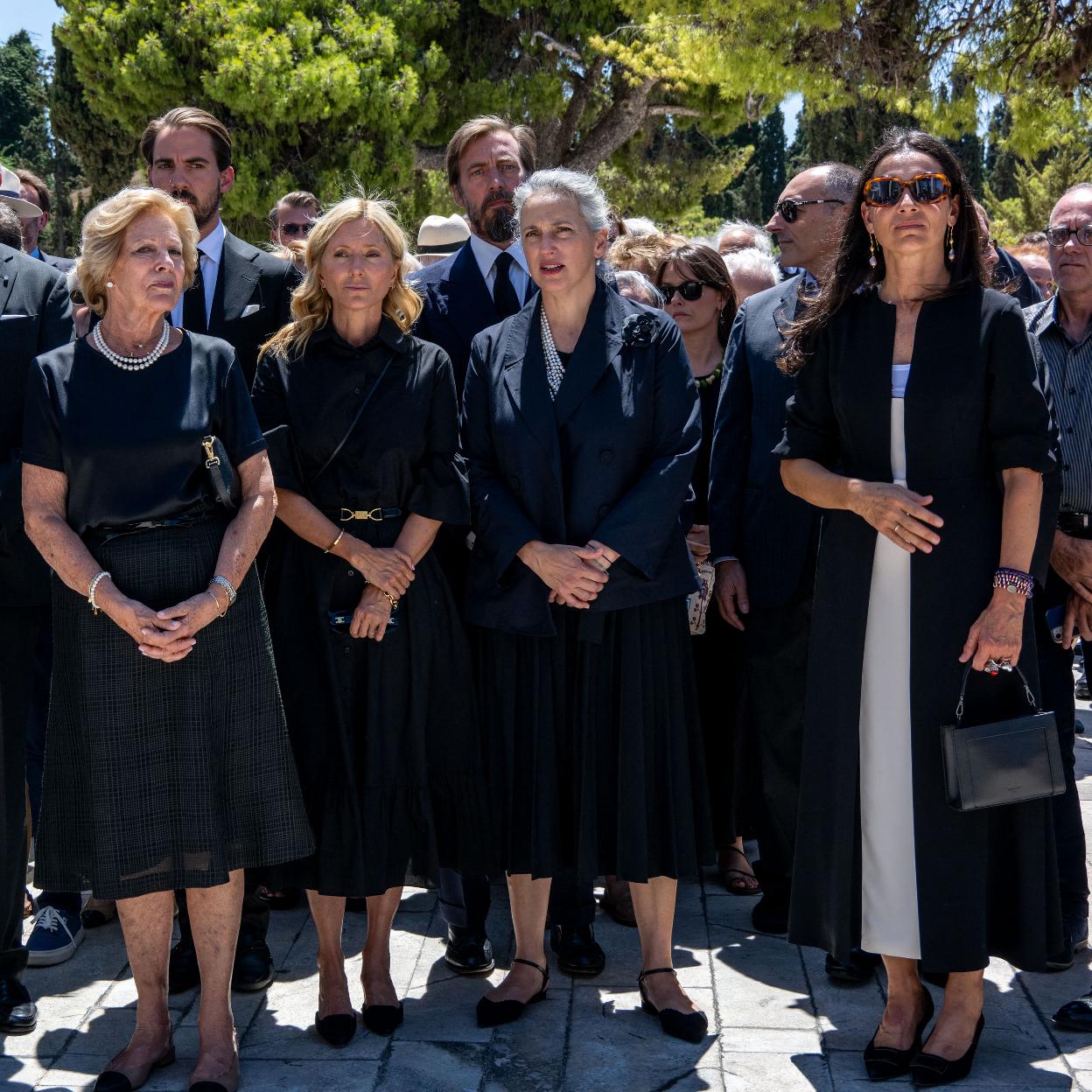 Las princesas Olga y Alejandra, a la derecha, en el funeral de su padre. /GTRES