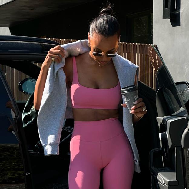 Mujer con ropa deportiva rosa. 