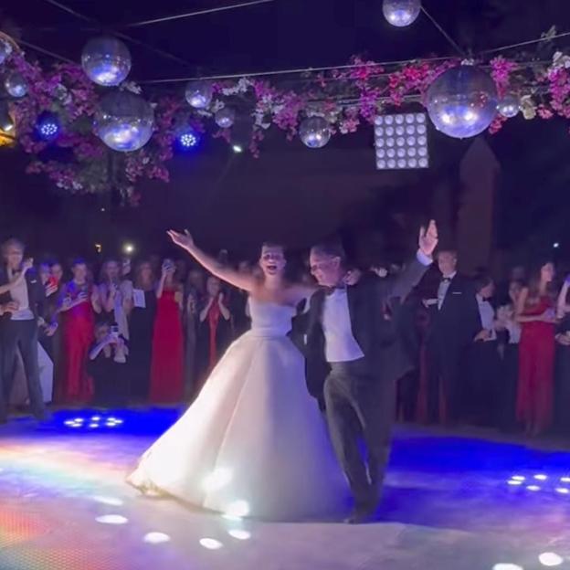 Uno de los momentos más especiales de la noche fue cuando las hermanas iniciaron el baile. 