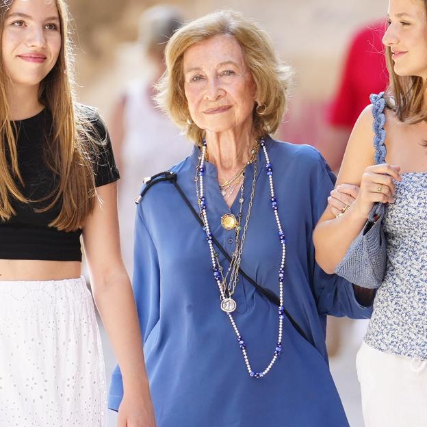 La reina Sofía pasea por Mallorca con el look más elegante del verano: bolso diseñado por una influencer española y joyas maxi