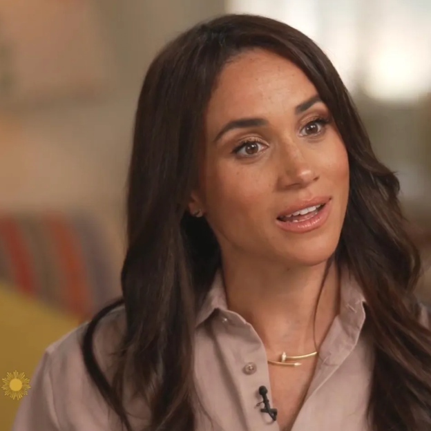 Meghan Markle., con collar Juste un Clou de Cartier en su entrevista a la CBS. 