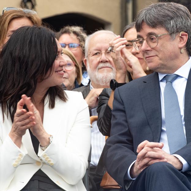 MArcela Topor y Carles Puigdemont, en un mitin en Francia en el mes de mayo.