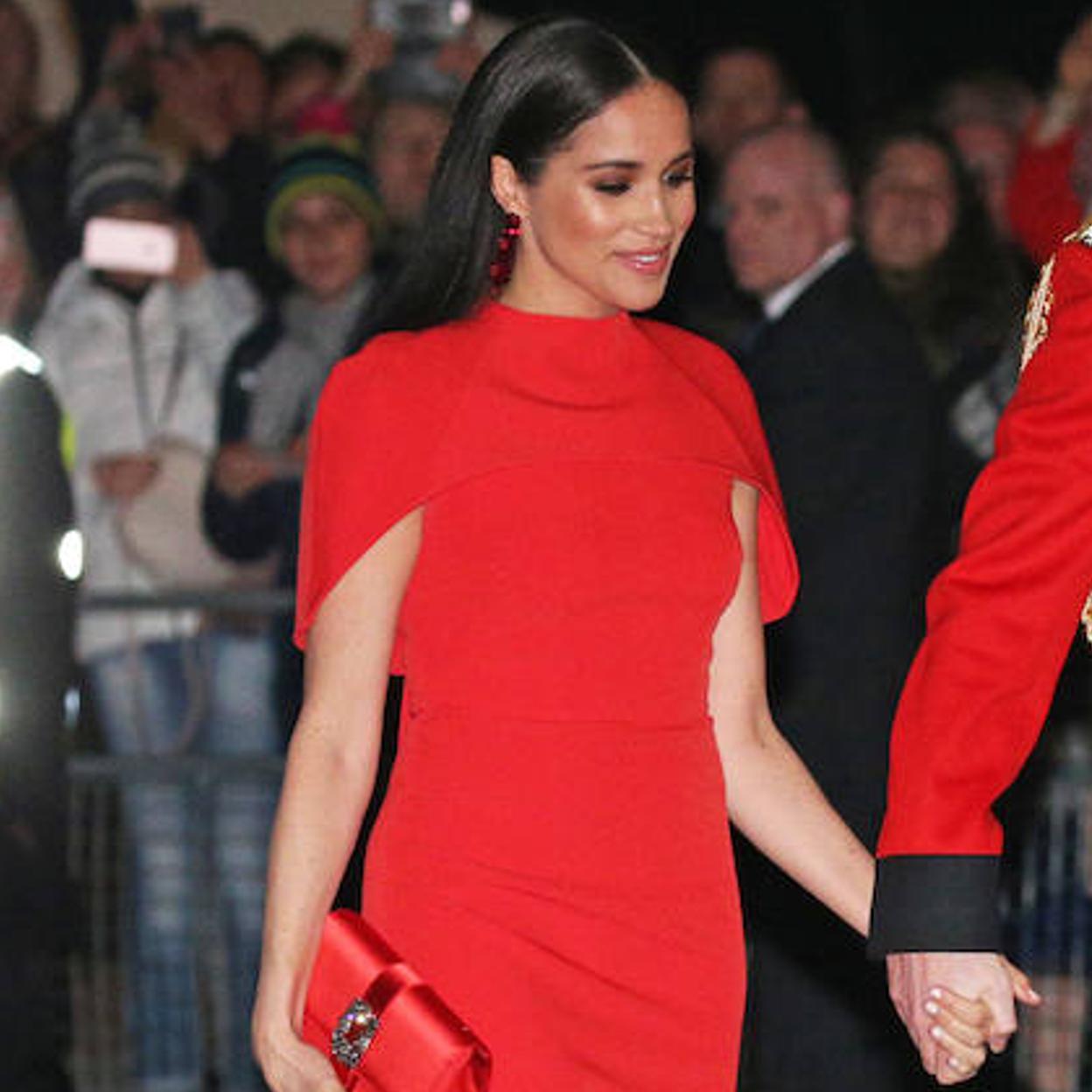 Meghan Markle con el vestido rojo con capa./gtres