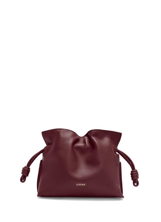 Bolso Flamenco Clutch mini en piel napa de ternera de Loewe, 1.800 euros.