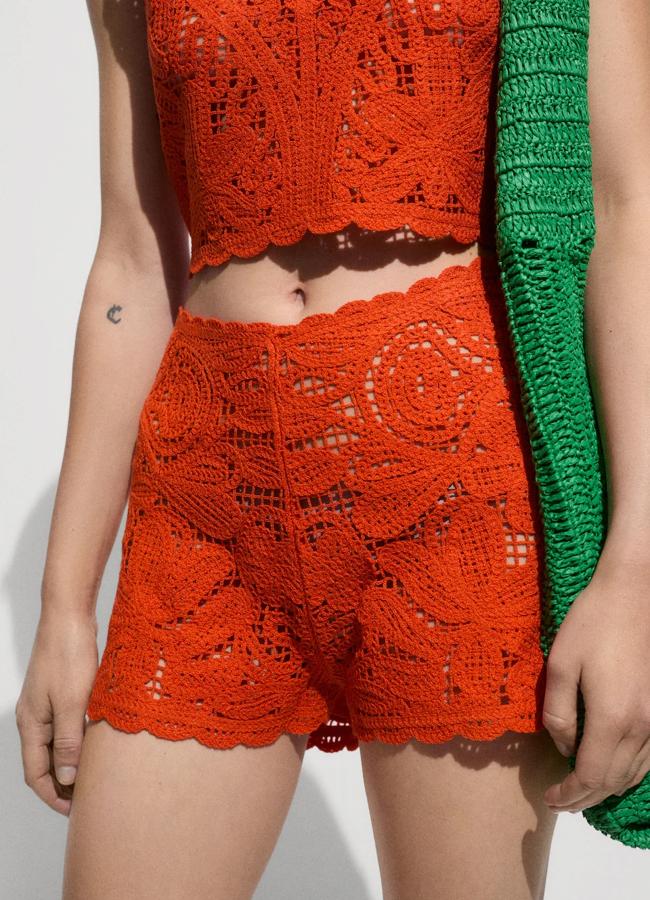 Shorts en crochet y color rojo de Mango.