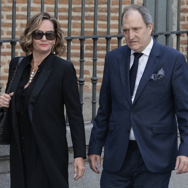 Juan Gómez-Acebo junto a Teresa Vérez en el funeral de su hermano Fernando. 