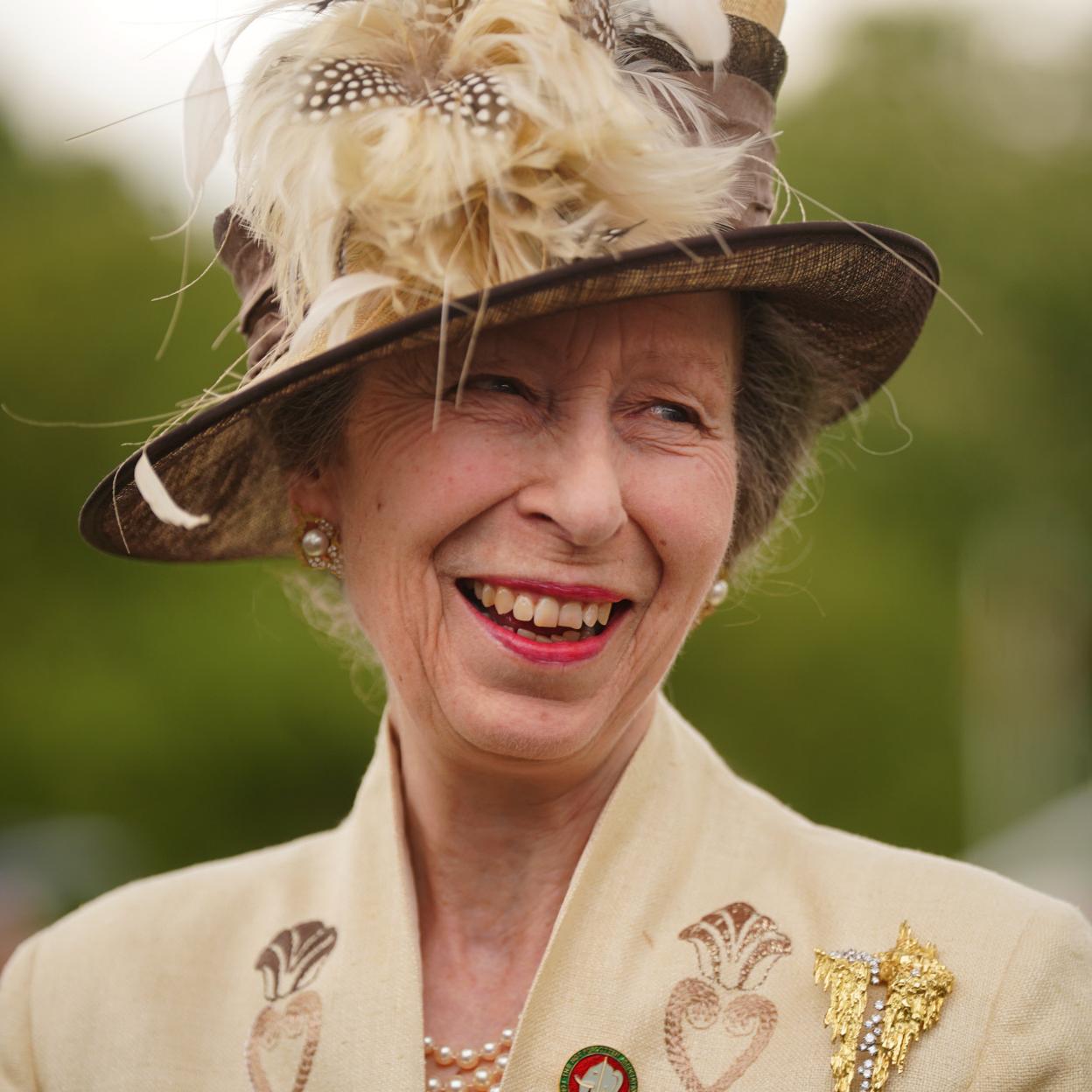 La princesa Ana de Inglaterra adora los trajes con chaqueta y las joyas de perlas./GTRES.