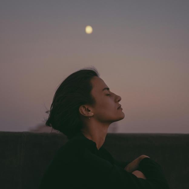 Mujer con una luna llena de verano. 