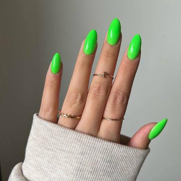 Manicura con esmalte verde flubber o neón