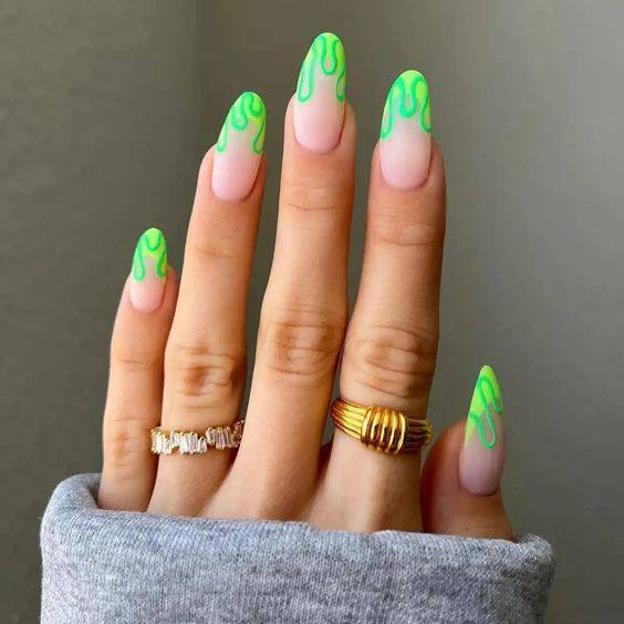 Uñas verde flubber con dibujos ondulados