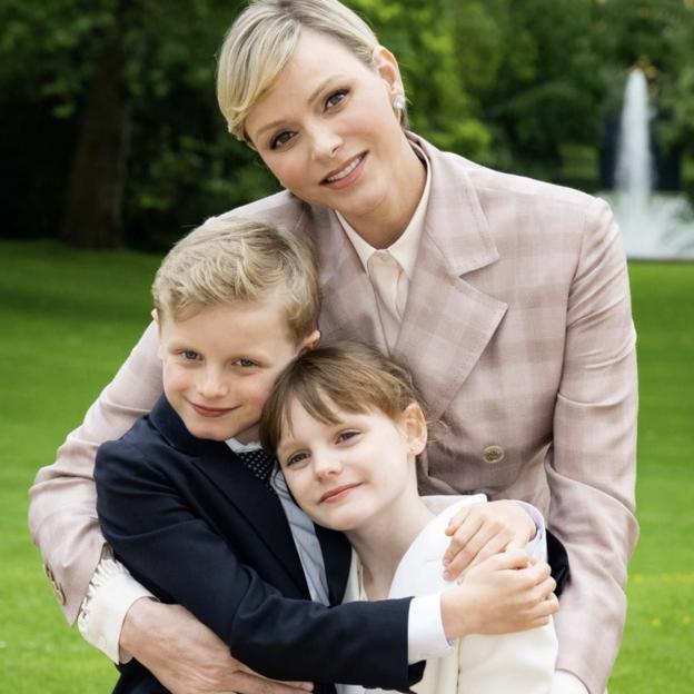 Charlène de Mónaco, en una fotografía reciente junto a sus hijos mellizos, Jacques y Gabriela. 