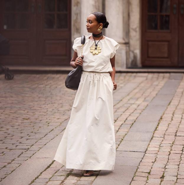 Un look con falda larga blanca.