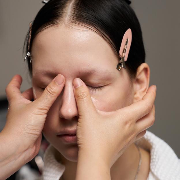 El masaje facial para el contorno de ojos que reduce hinchazón y relaja la mirada