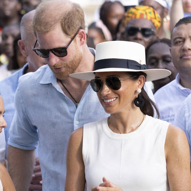 Meghan Markle y su look de verano más elegante con falda de lino y sandalias planas