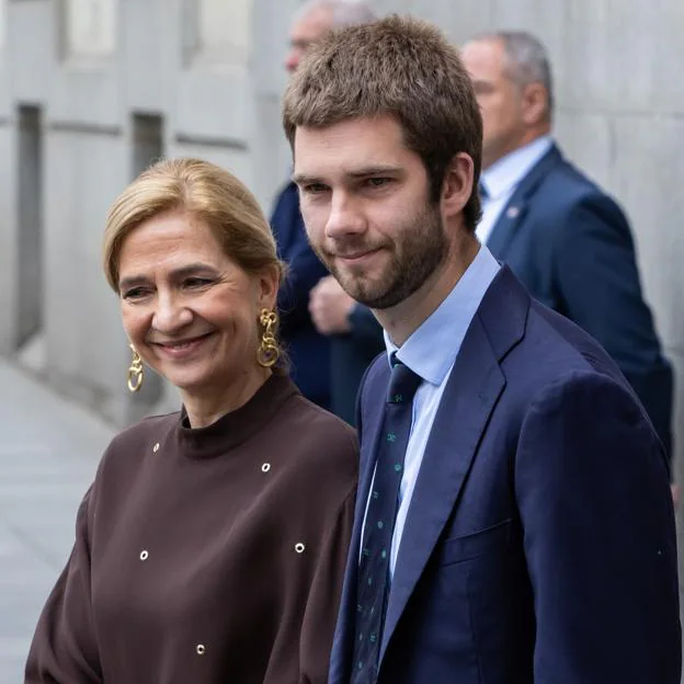 Juan Urdangarin junto a su madre, la infanta Cristina, en la boda del alcalde Almeida con Teresa Urquijo. 