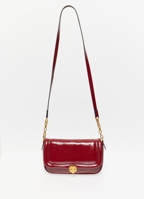 Bolso de charol de Sfera (16,99 euros)