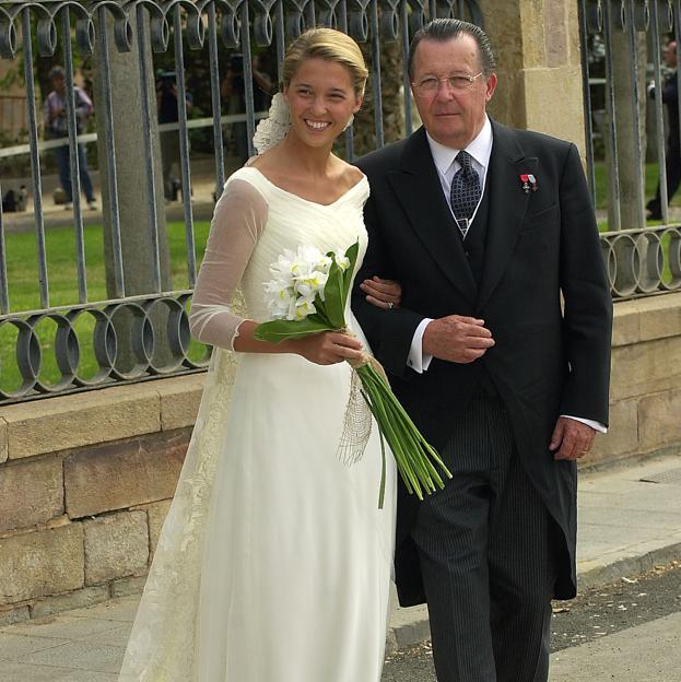 Victoria de Borbón y Dos Sicilias vestida de Lorenzo Caprile, junto a su padre, el duque de Calabria. 