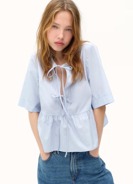 Blusa azul de H&M (19,99 euros)