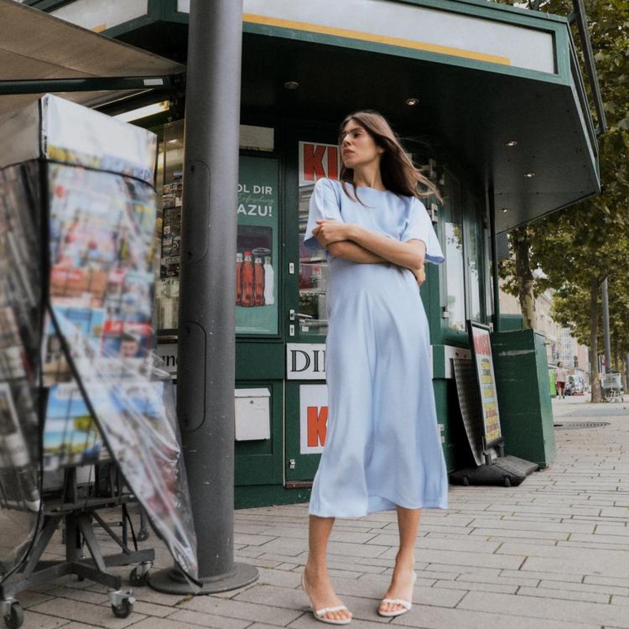 Los vestidos, de corte midi y en tejidos satinados, han llegado pisando con fuerza esta nuva temporada. Si buscas un diseño que haga tipazo lo encontrarás en la sección de novedades de Zara. ¡toma nota!/