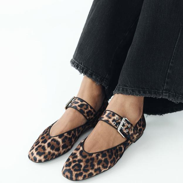 Bailarinas con estampado de leopardo de Zara.