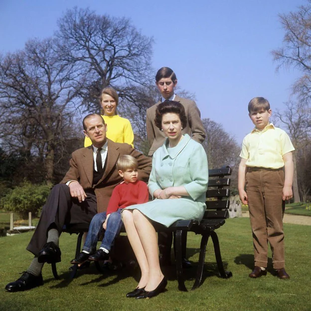 Felipe e Isabel con sus hijos. 