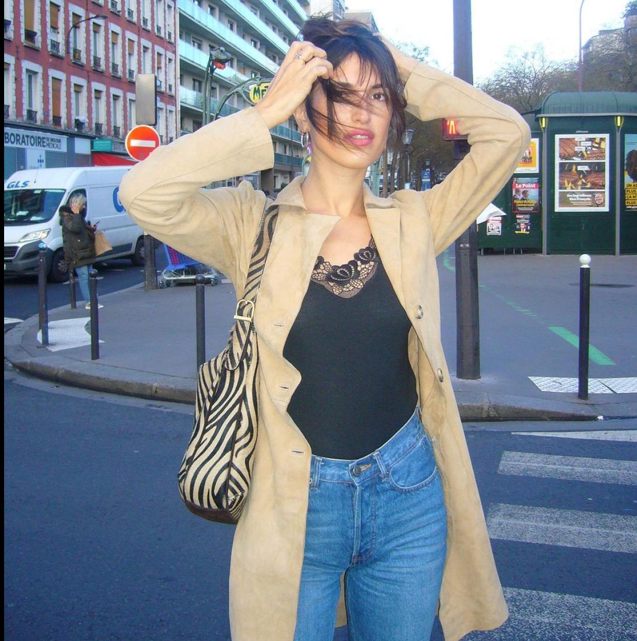 La influencer Jeanne Damas con gabardina/@jeannedamas