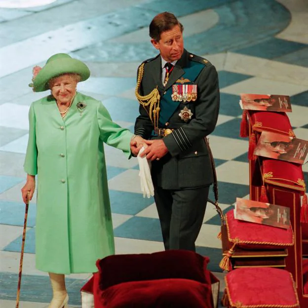 La Reina Madre junto al entonces príncipe Carlos de Gales. 