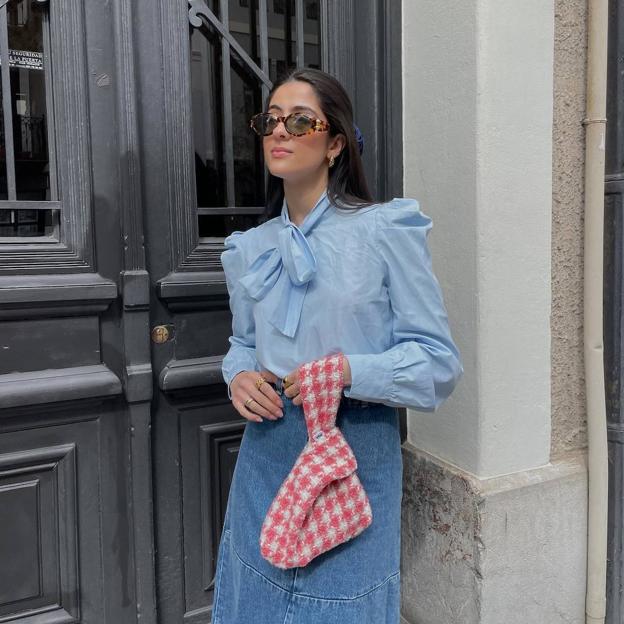 Influencer con camisa con lazada en el cuello