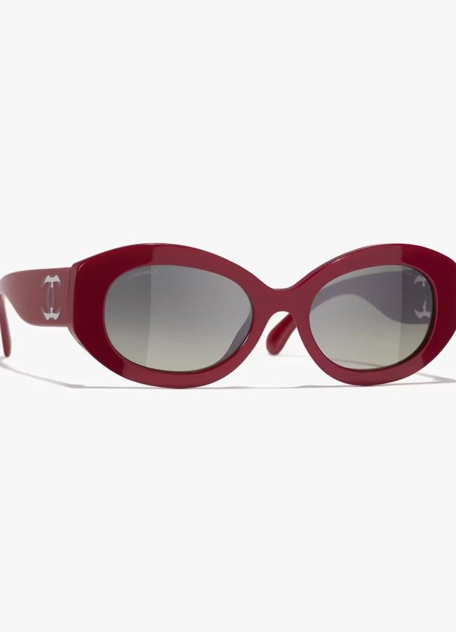 Gafas de sol en rojo de Chanel.