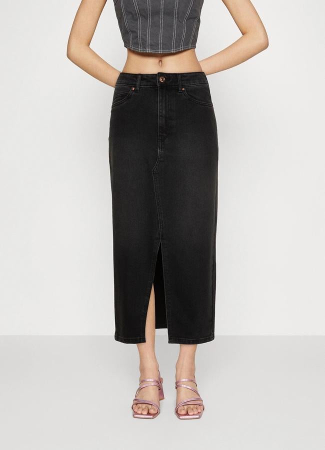 Falda vaquera midi negra de Vero Moda, 44,99 euros.