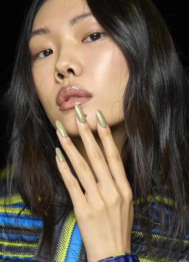 Manicura en color verde. Foto: Launchmetrics spotlight.