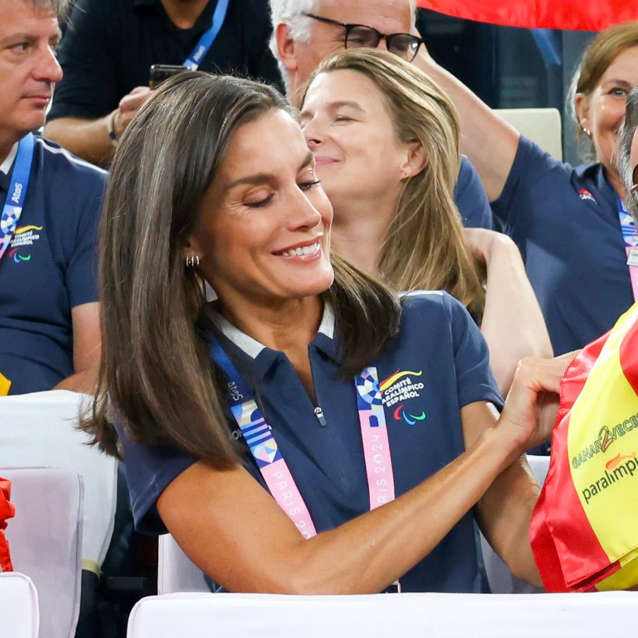 La reina Letizia lució en París el polo azul con cuello blanco del Comité Paralímpico Español. 