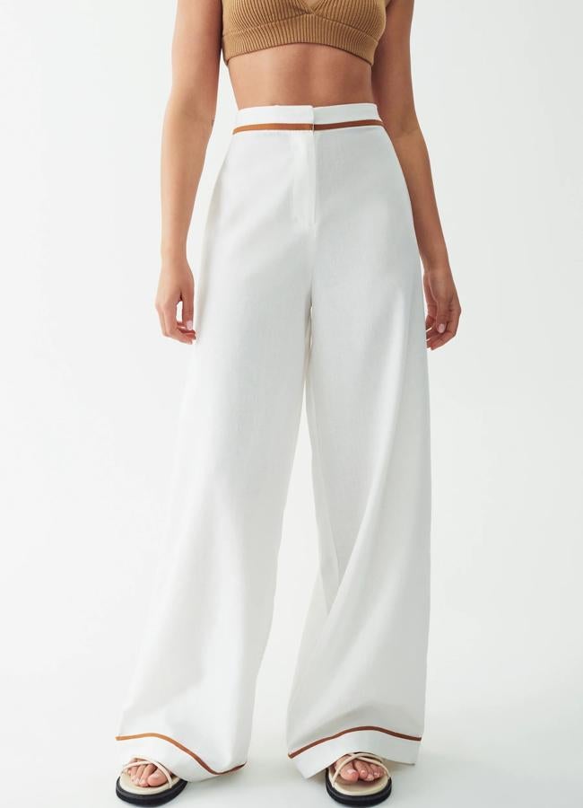 Pantalones blancos con tira marrón de Calli, 79,95 euros.