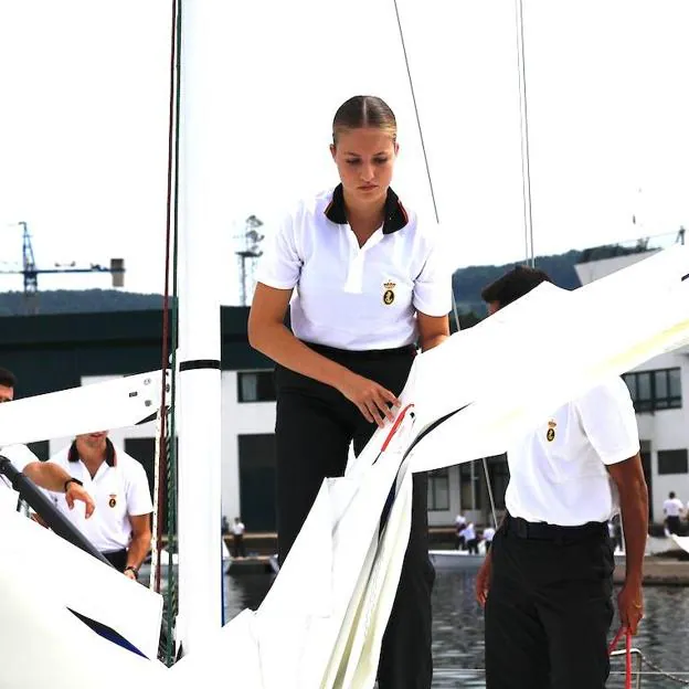 Leonor siguió en todo momento las órdenes de su instructor con semblante serio.