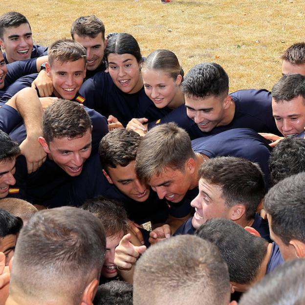 La melé de aguerridos deportistas de la brigada de Leonor, celebrando su triunfo. 