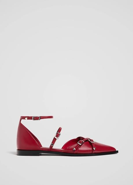 Zapatos rojos de Stradivarius (35,99 euros)