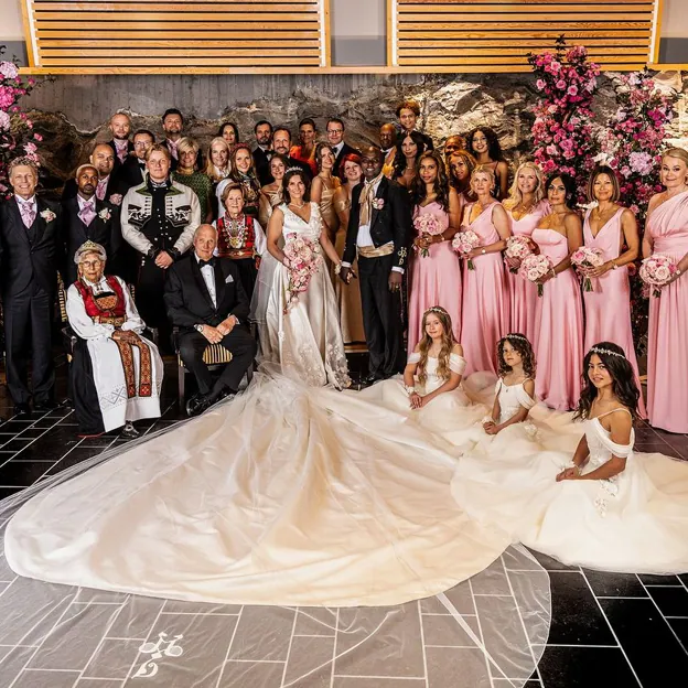 La foto de familia (real) en la boda de Marta Luisa. 