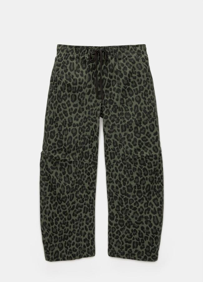 Pantalón de leopardo de Pull&Bear, 35,99 euros.