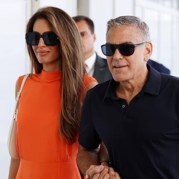 Encontradas baratísimas las sandalias con cuña de Amal Clooney, el truco para ir cómoda y elegante