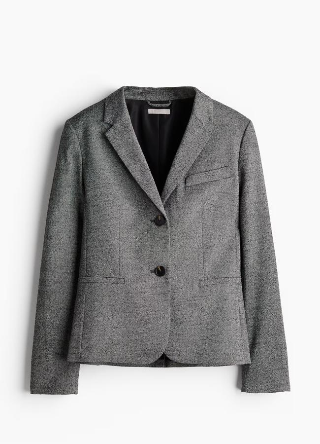 Blazer de color gris entallada de H&M.