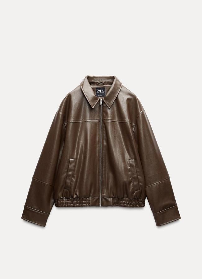 Chaqueta piel estilo bomber de Zara.