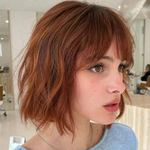 Mujer con corte de pelo cowgirl tendencia para otoño