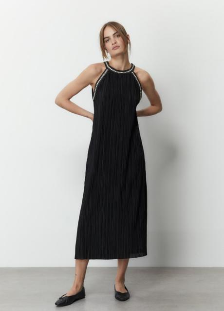 Vestido negro de Sfera (19,99 euros)