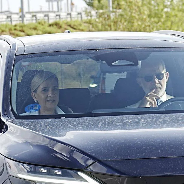 La infanta Cristina y el rey Felipe, llegando juntos a la boda de Victoria López-Quesada. 