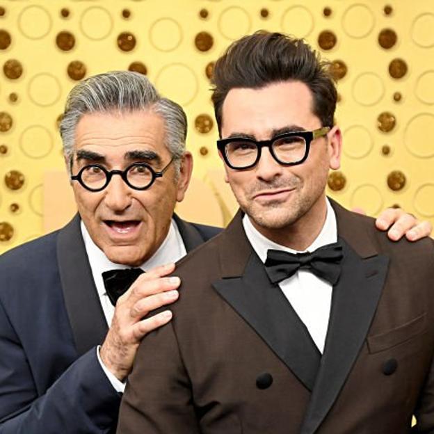 Eugene y Dan Levy, presentadores de los premios Emmy 2024, en la alfombra de la edición celebrada hace tres años.