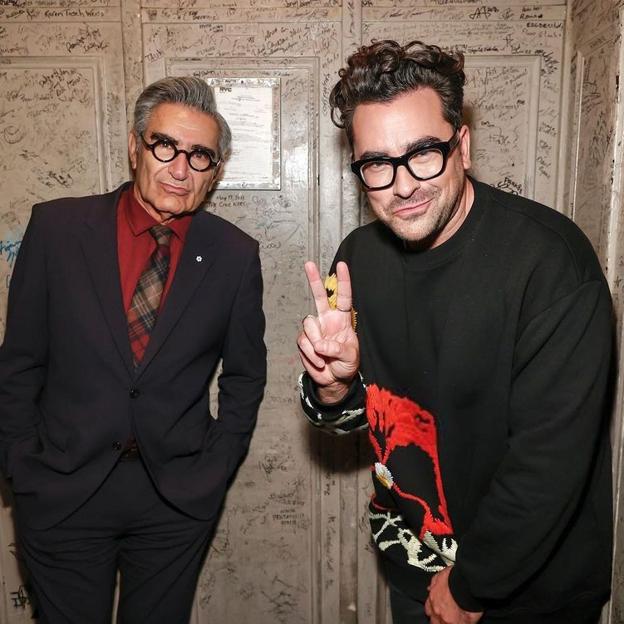 Eugene y Dan Levy en una imagen de octubre de 2021 que el segundo compartió en si cuenta de Instagram.