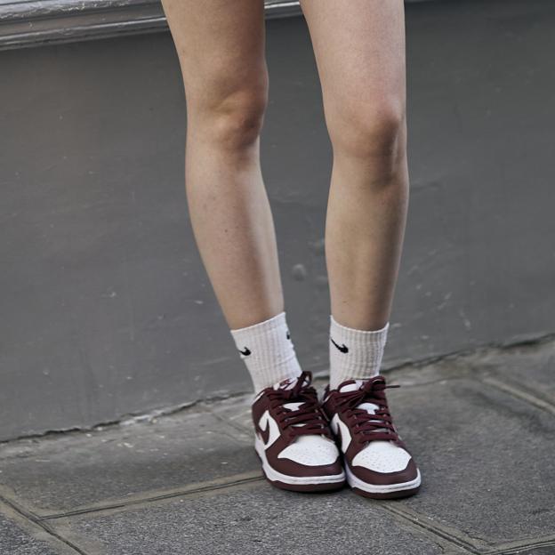 Cinco zapatillas deportivas en burdeos para lucir el color de moda de la temporada