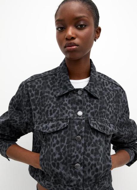 Chaqueta estampada de Pull & Bear (35,99 euros)